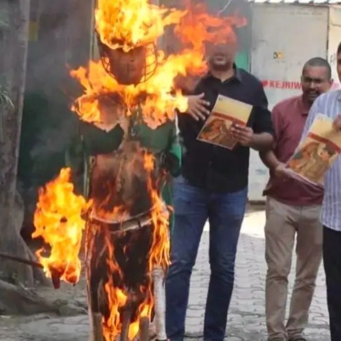 AAP burns effigy Of Pakistani players